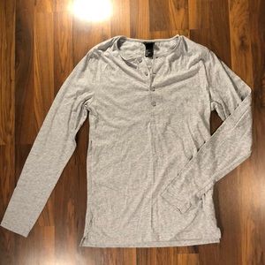 Lightweight shirt with buttons